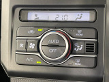 【オートエアコン】一度お好みの温度に設定すれば、車内の温度を検知し風量や温度を自動で調整。暑い&hellip;寒い&hellip;と何度もスイッチ操作をする必要はありません。快適な車内空間には必須の機能ですね♪