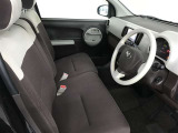 高いホールド性で運転姿勢が安定します。長距離ドライブでも疲れにくいのが魅力です。快適なドライビングライフをお送りください♪