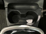 両席側前部にドリンクホルダーあります♪運転中でも手が届きやすい位置にあって使い易いです♪