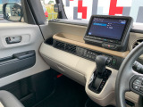 助手席周辺はこのようになっております。運転手だけでなく助手席に一緒に乗られる方も広々と快適にお乗り頂けるような設計です!各種装備を次の写真からご案内いたしますのでご覧ください。
