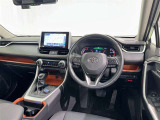 運転席まわりです。 各操作スイッチは使いやすい位置に配置されてます。
