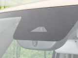【エマージェンシーブレーキ】走行中に前方の車両等を認識し、衝突しそうな時は警報とブレーキで衝突回避と被害軽減をアシスト。より安全にドライブをお楽しみいただけます。
