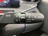 操作しやすいウインカーレバーで、安全な車線変更をサポート。直感的に操作でき、スムーズな運転を可能にします。オートリターン機能も搭載。