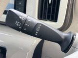 雨天時でもクリアな視界を確保できるワイパーレバー。運転安全性を高める重要な機能です。悪天候時も安心です。
