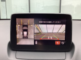 狭い場所での駐車やすれ違いなどでより的確な運転操作に役立つ360&deg;ビューモニターが装備されています。