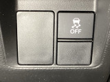 VSA装備車です。VSAはドライバーの操作と車の動きを見守っています。もし車の挙動が乱れたとき、4輪別々にブレーキをかけたり、エンジンパワーをしぼることによって車を安定させます。