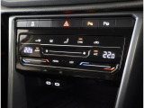 ★運転席と助手席側を独立して温度調節できるオートエアコンを標準装備。SYNCで左右の温度を同調させることも可能です。