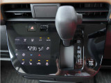 シフトレバー+オートエアコン操作部。前席シートヒーター、ステアリングヒーター装備してます。