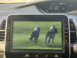 停車中には、TVの視聴をお楽しみいただけます。長距離移動の際の休憩時間に、リラックスした時間を過ごせるでしょう。