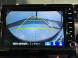 リバースギアに入れるだけで後方の表示へ切り替わります。夜間や雨の日の駐車も楽になりますよ。