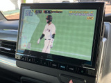 停車中にはTVの視聴も可能。長距離移動や休憩時間に、ニュースやエンターテイメントを楽しめます。後部座席の方も快適に過ごせる機能です。