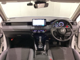 車内は光触媒抗菌消臭施工済です。スタイリッシュなデザインでスポーティなインパネ周りを演出します。グローブボックスやカップホルダーのほかにトレーなどたくさんの収納スペースが付いています。