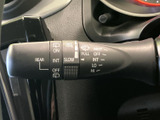 操作しやすい位置に配置されたウインカーレバーで、スムーズな車線変更をサポート。安全運転に貢献する頼もしい装備です。