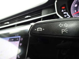 居眠り運転やわき見運転など、万が一車両が道路白線をはみだしそうになると、車がハンドルを自動修正してくれるアウディレーンアシストが装備されております。