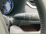 操作しやすい位置に配置されたウインカーレバー。スムーズな操作で、安全な車線変更をサポートします。