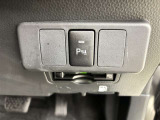 コーナーセンサーを車の前後に装備。障害物までの距離に応じて警告音を変えてお知らせ。縦列駐車時や駐車場・車庫などでの取り回しをサポートします。詳細は販売店スタッフまでおたずねください。