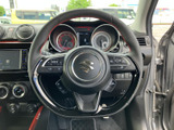 握りやすいステアリングは、運転の楽しさを向上させます。操作性にも優れており、スムーズなハンドリングを実現します。スポーティなデザインも魅力です。
