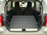 リアシートを倒せば、広い荷室を確保できます。