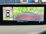 後方確認をサポートするバックモニター。駐車時の安全性を高め、狭い場所でもスムーズに駐車できます。