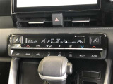 左右独立で温度調節ができるオートエアコンを装着しておりますのでドライブも快適に楽しめます!