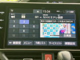 停車中にはTVの視聴も可能。休憩時間や待ち時間に、ニュースやドラマを楽しめます。快適な車内空間を演出します。