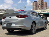 流麗で端正なフォルムが際立つMAZDA3セダンのリアビュー。シャープなテールランプと伸びやかなラインが、大人の品格を漂わせます。後ろ姿まで美しく決まり、走らせるたびに誇らしくなる上質な1台です。