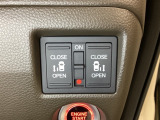 リアドアは乗り降りに便利な両側電動スライドドアです。また運転席に座っていながらスイッチ操作で自在にスライドドアを開け閉めできます。