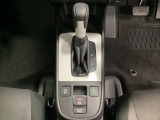 CVT車のセレクトレバーです。低速から高速まで、変速ショックのないスムーズな走りを実現するとともに、エンジン効率のよい領域を維持することで燃費にも貢献します。