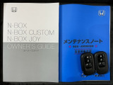 スマートキーは鍵をバッグに入れたままでもドアロックの開閉やエンジンのON・OFFができます。夜間や雨の日も鍵を探さなくて良いので便利です。