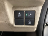 衝突の危険がある時に警告してくれる衝突軽減ブレーキ。車線を外れそうな時に警告し、ステアリング制御してくれる路外逸脱制御機能搭載!