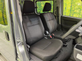 運転席まわりには十分なスペースがあり、大柄な方でもゆったり運転していただける環境です。