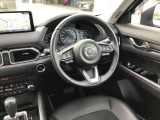 ドライバーが心に余裕をもって運転に集中できること、助手席や後席からもすっきりと前を見通せる空間の起点となり、全員が安心してドライブを楽しめることをモットーにシンプルなレイアウトとなっています。