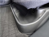 ◆リアシートアンダートレー◆濡れた傘や置靴などをすっきりとしまえる大型のトレー。取り外して、手軽にお手入れもできます。