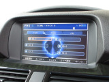 ナビゲーションは純正8インチHDDナビを装着しております。AM、FM、CD、DVD再生、フルセグTVがご使用いただけます。初めて訪れた場所でも安心ですね!