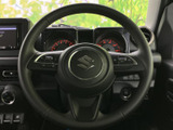握りやすいステアリングで、運転操作を快適に。スポーティなデザインで、ドライバーの気分を高めます。操作性も良く、運転が楽です。