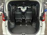 トランク収納スペースをご確認ください。荷物の積み下ろしがしやすい広さを確保しており、日常使いからレジャーまで幅広く活用できます。