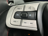 ステアリングにオーディオ操作スイッチが付いています。オーディオ画面に直接タッチしなくても操作が出来ますので、運転に集中できます。