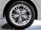 BMWの純正アロイホイールは軽量かつ強度にも優れているホイールで走行性能を引き上げる設計になっております。足元にもBMWは妥協がなくこだわっている個所になります。