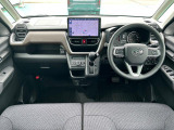 運転のしやすさを最優先に設計された見晴らしの良いインパネ。車両間隔が掴みやすく狭い道でも安心。
