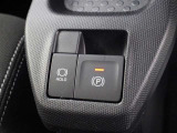 「HOLD」スイッチを押し、システムONの状態にしておくことで、渋滞や信号待ちなどでブレーキを踏んで停車した時にブレーキペダルから足を離してもブレーキを保持するので安心です。