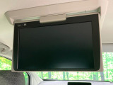 【12.8型フリップダウン】大画面モニターで後席でもエンタメをお楽しみいただけます。家族や友人とお出かけする機会が多い方に大人気です♪