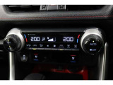 運転席と助手席、それぞれ温度調節ができ、オールシーズン快適なオートエアコンとなっております!