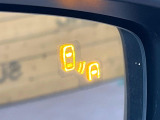 【ブラインドスポットモニタリング】走行中、ドアミラーの死角になりやすい箇所に後続車が接近するとサイドミラー付近に警告を表示、ドライバーに注意喚起をしてくれます。