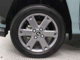 15インチアルミホイール(ガンメタリック塗装)を装着しています。タイヤサイズ165/65R15