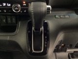 CVT車のセレクトレバーです。低速から高速まで、変速ショックのないスムーズな走りを実現するとともに、エンジン効率のよい領域を維持することで燃費にも貢献します。