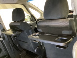 運転席・助手席の背もたれには、2列目シート用にカップホルダー付きの「格納式のシートバックテーブル」を装備しています。休憩時のちょっとした時間などカップを置いたり、小物置きに使えて便利です。