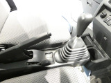 【操る楽しさの5速MT】エンジンの力をダイレクトに引き出せるマニュアル車です。坂道やぬかるみでも、ドライバーの意のままに力強く走行できます。