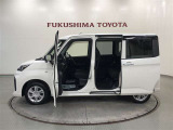 【まるごとクリーニング】シートを取り外し、車内を徹底洗浄。隅々まで丁寧に仕上げています。