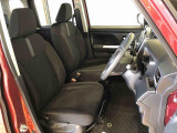 運転席の座面高さを調整できるシートリフターが付いています。