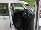 フロントベンチシートが運転席足元もゆったり、広々快適です、助手席へのウォークスルーも楽々可能ですよ☆
